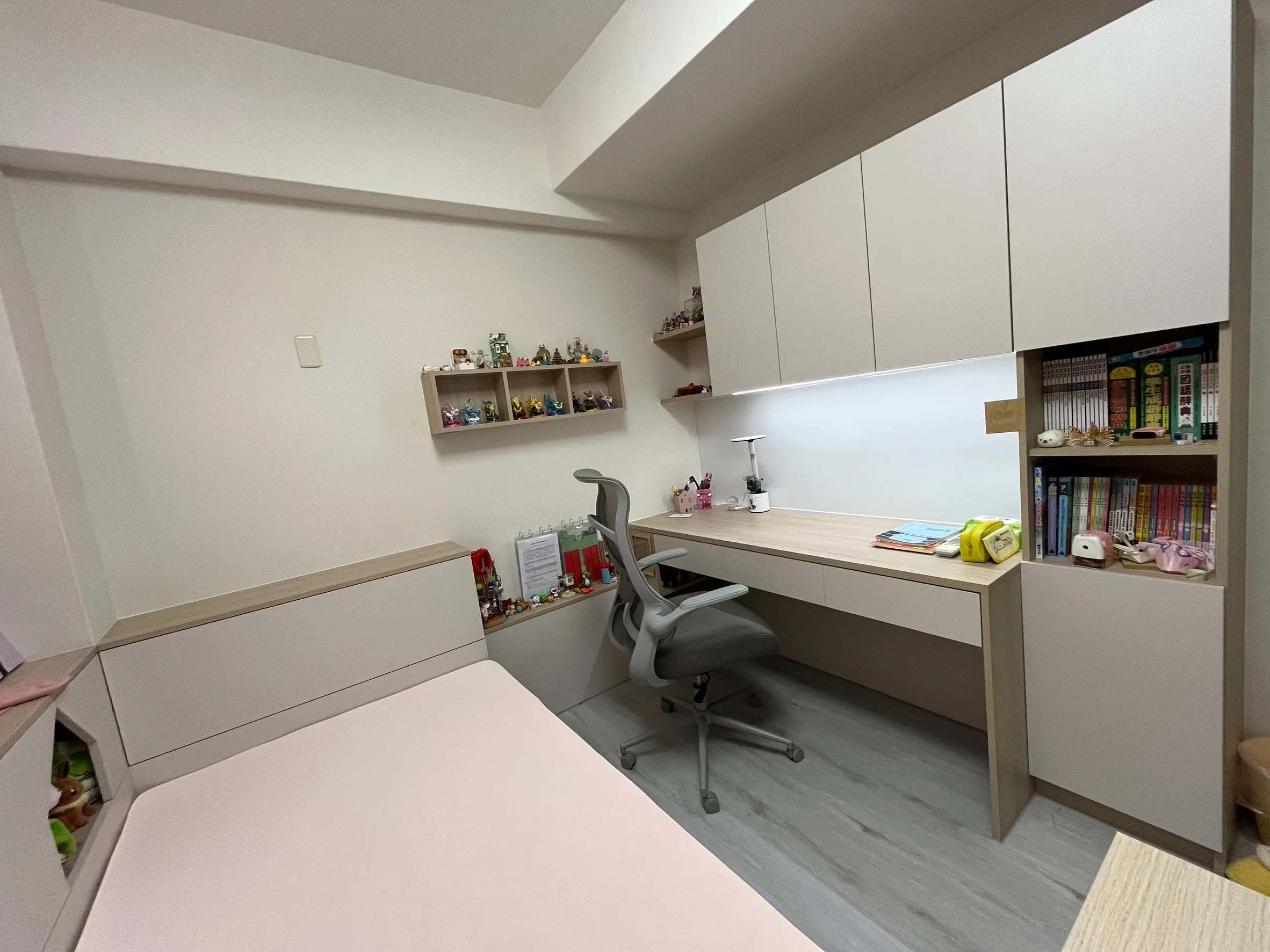 系統櫥櫃、訂製書桌,白色法瑯板,不僅好清理,更具備磁吸與備忘功能