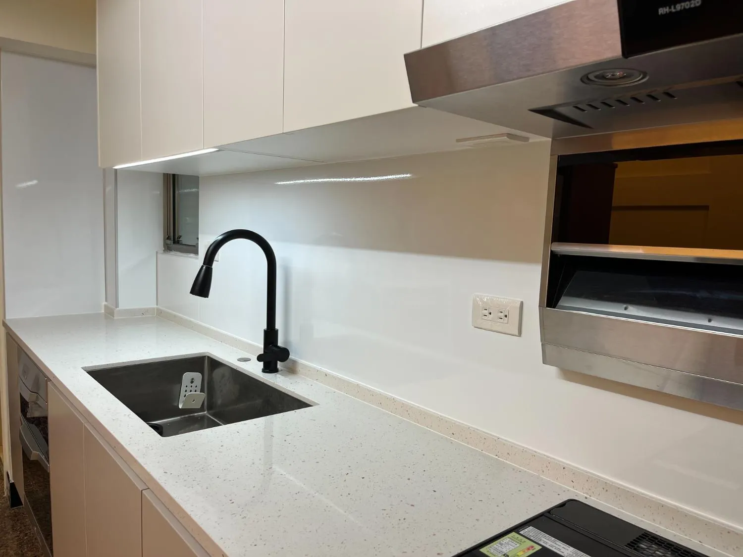 琺瑯烤漆板牆面-提升廚房亮度與清潔便利性